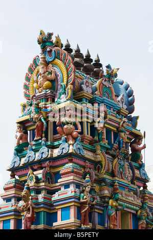 Divinités hindoues, statues peintes, sur un temple gopuram à Bangalore. L'Inde Banque D'Images