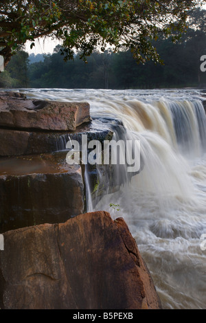 Cascade de Tat tonne tonne dans le Tat National Park Chaiyaphum Thaïlande Banque D'Images