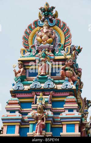 Divinités hindoues, statues peintes, sur un temple gopuram à Bangalore. L'Inde Banque D'Images