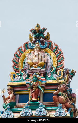 Divinités hindoues, statues peintes, sur un temple gopuram à Bangalore. L'Inde Banque D'Images