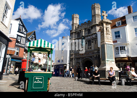 Avis de War Memorial et Christchurch gate entrée à la Cathédrale de Canterbury sur le marché du beurre dans le Kent, Royaume-Uni. Banque D'Images