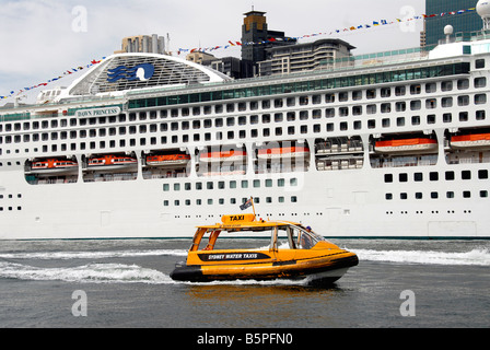 Dawn Princess bateau de croisière, bateau-taxi, Sydney, Darling Harbour, Sydney, Australie Banque D'Images