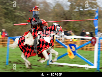 Chevalier à cheval à un tournoi de joutes au château de Leeds. Banque D'Images