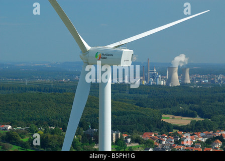 Vue aérienne d'un alternateur et de l'hélice d'une éolienne avec arrière-plan sur l'électricité au charbon et French Village Banque D'Images