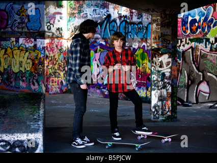 Les adolescents sous la planche à roulettes le Festival Hall, le London's South Bank, Royaume-Uni Banque D'Images