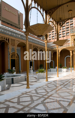 Vue sur l'entrée élégante du Cairo Marriott Hotel & Omar Khayyam Casino situé dans le quartier de Zamalek sur l'île du Nil de Gezira au Caire en Égypte Banque D'Images