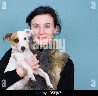 Femme tenant un chien Jack Russell smiling portrait close up Banque D'Images