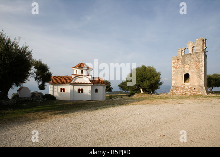 Eglise et tour en ruine au monastère à Dichalia, près de Sami, Céphalonie, Grèce Banque D'Images