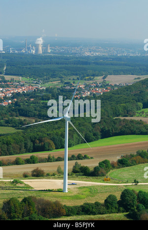 Vue aérienne d'un alternateur et de l'hélice d'une éolienne avec arrière-plan sur l'électricité au charbon et French Village Banque D'Images