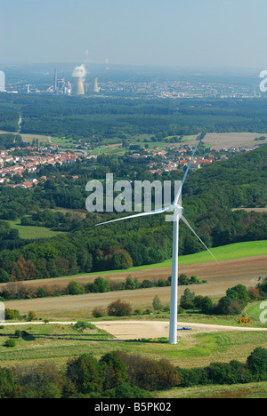 Vue aérienne d'un alternateur et de l'hélice d'une éolienne avec arrière-plan sur l'électricité au charbon et French Village Banque D'Images