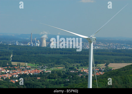 Vue aérienne d'un alternateur et de l'hélice d'une éolienne avec arrière-plan sur l'électricité au charbon et French Village Banque D'Images