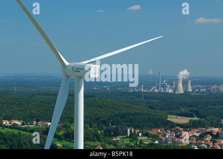 Vue aérienne d'un alternateur et de l'hélice d'une éolienne avec arrière-plan sur l'électricité au charbon et French Village Banque D'Images