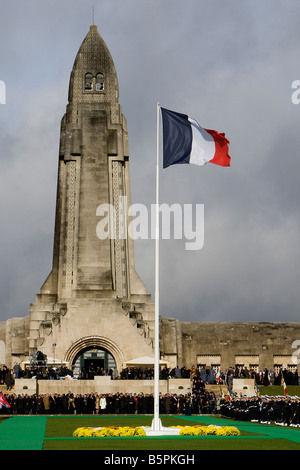 Scène de la commémoration du 90e anniversaire de la fin de la PREMIÈRE GUERRE MONDIALE à Verdun en France. Ossuaire de Douaumont Banque D'Images