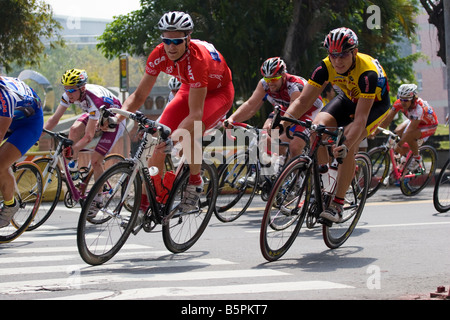 Les cyclistes dans le peloton rouler dans le coin, l'étape du Tour de Taïwan 1 crtierium, Kaohsiung, Taiwan, ROC Banque D'Images