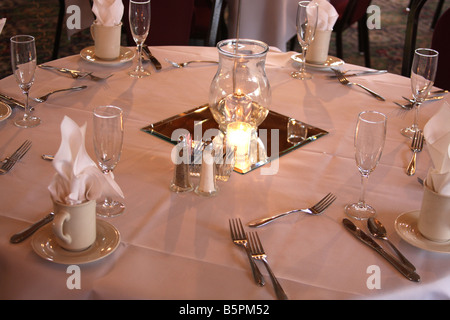 La salle à manger table de salle à manger décorée pour une célébration de mariage le dîner Banque D'Images