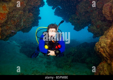 Plongeur mâle entourée de récifs de la grande barrière de corail en Australie Banque D'Images