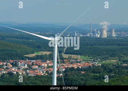 Vue aérienne d'un alternateur et de l'hélice d'une éolienne avec arrière-plan sur l'électricité au charbon et French Village Banque D'Images