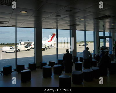 Les personnes attendant de monter à bord de leur avion à l'aéroport de London City UK Banque D'Images