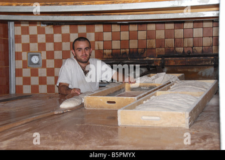 Baker debout à côté de la four Banque D'Images