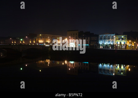 Nuit de réflexion sur la rivière Lee, Cork Irlande Banque D'Images