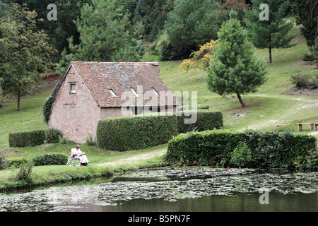 Woman Reading in park Banque D'Images