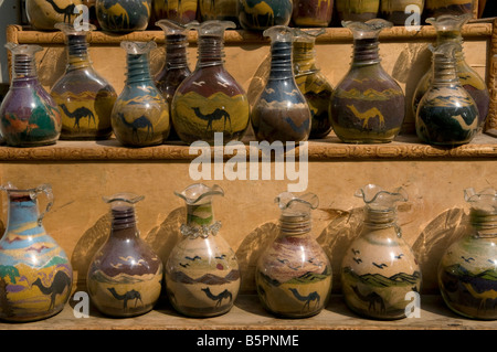 Désert de sable rempli de bouteilles de Souvenirs à vendre à Khan al Khalili, Egypte Banque D'Images