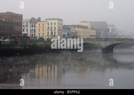 Brouillard dans la ville de Cork en Irlande Banque D'Images