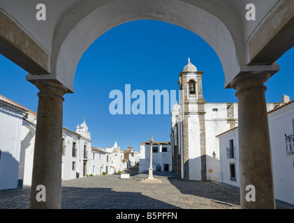 Le Portugal, Monsaraz, centre-ville, le pilori et l'église Igreja Matriz Banque D'Images