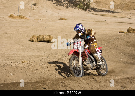 Cross rider déferle sur un coude à Glen Helen Devore circuit en Californie. Banque D'Images