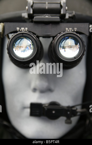 Jet Pilot modèle portant des lunettes de vision de nuit Banque D'Images