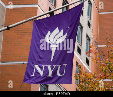 Drapeau de l'Université de New York devant un bâtiment NYU à New York Banque D'Images