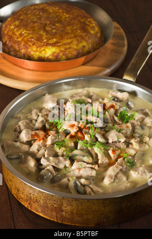 Zurich de veau avec pommes de terre rôties style alimentaire suisse Banque D'Images