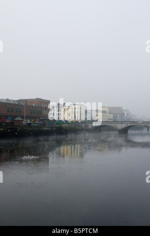 Brouillard dans la ville de Cork en Irlande Banque D'Images