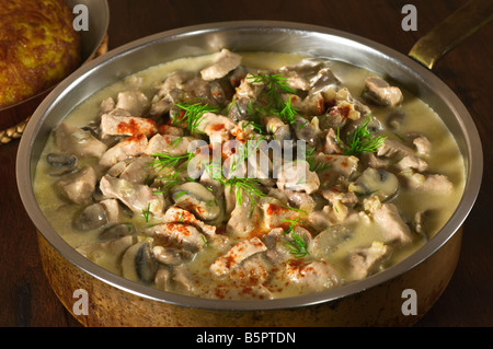 Zurich de veau avec pommes de terre rôties style alimentaire suisse Banque D'Images