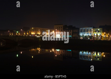 Nuit de réflexion sur la rivière Lee, Cork Irlande Banque D'Images