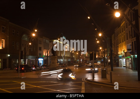 La rue principale de Cork, Irlande, la nuit Banque D'Images