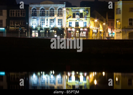 Nuit de réflexion sur la rivière Lee, Cork Irlande Banque D'Images