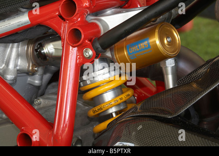 Étude d'un amortisseur Ohlins arrière sur un modèle tardif moto Ducati 1098R Banque D'Images