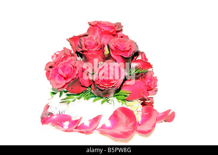 Un beau gâteau de mariage avec des roses rouges en haut affiche pour une réception de mariage Banque D'Images