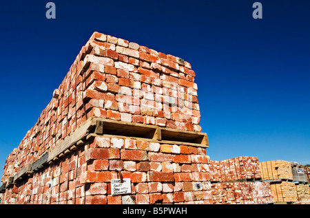 Les matériaux de construction / Palettes empilées de briques de construction utilisés à une entreprise de recyclage de la brique.Melbourne Victoria en Australie. Banque D'Images