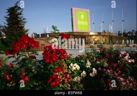 7 mai 2006 - Fontaine et Ruhnama (Le Livre de l'âme) du parc de l'indépendance dans la capitale turkmène d'Achgabat. Banque D'Images