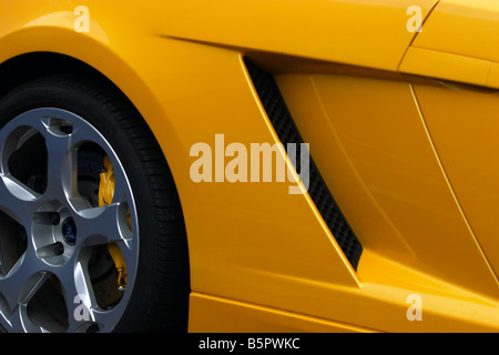 Close up detail of a yellow Lamborghini Diablo Banque D'Images