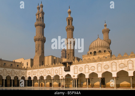 L'époque mamelouke double-embout minaret de Qansah al-Ghuri et minarets de Qaytbay et Aqbaghawiyya de mosquée Al-Azhar dans le vieux Caire Islamique Égypte Banque D'Images