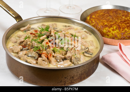 Zurich de veau avec pommes de terre rôties style alimentaire suisse Banque D'Images