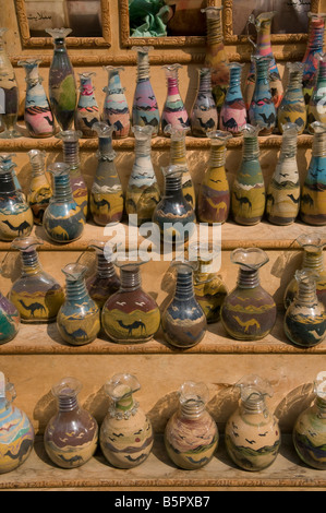 Désert de sable rempli de bouteilles de Souvenirs à vendre à Khan al Khalili, Egypte Banque D'Images