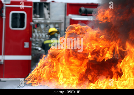 Un pompier FTU obtenir le pumper fire truck prêt à combattre un incendie Banque D'Images