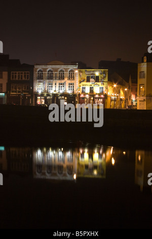 Nuit de réflexion sur la rivière Lee, Cork Irlande Banque D'Images