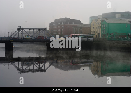 Brouillard dans la ville de Cork en Irlande Banque D'Images