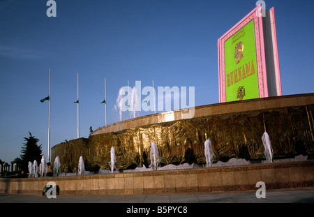 7 mai 2006 - Fontaine et Ruhnama (Le Livre de l'âme) du parc de l'indépendance dans la capitale turkmène d'Achgabat. Banque D'Images