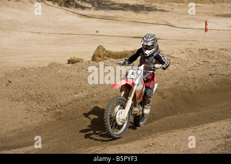 Cross rider déferle sur un coude à Glen Helen Devore circuit en Californie. Banque D'Images